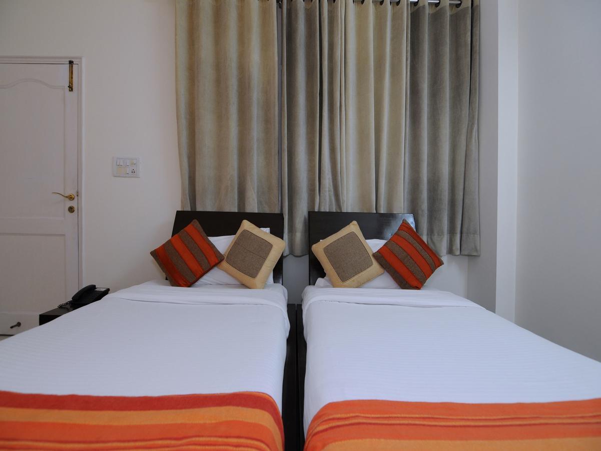 Mehra Residency At The Airport Hotell New Delhi Exteriör bild